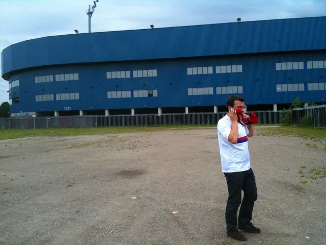 Martin devant le stade Cristal Arena de Genk